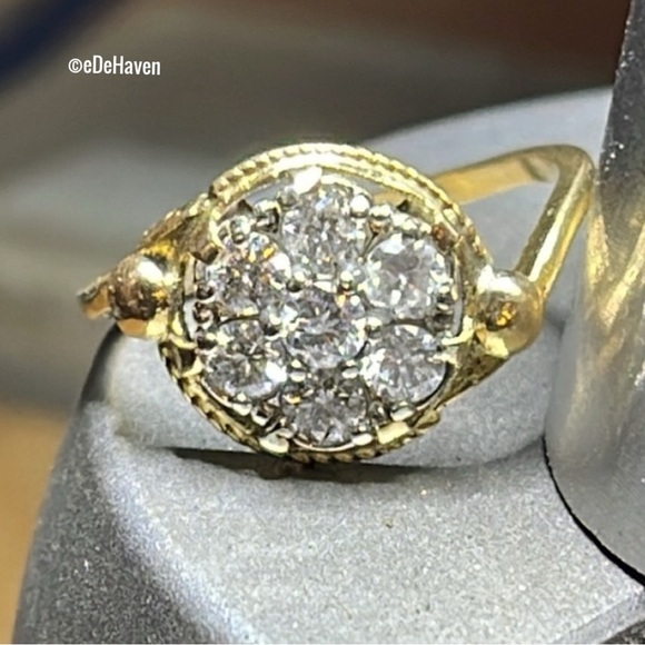 Vintage Jewelry - 18k Flower Diamond Cluster Ring